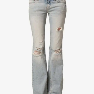 Jeans - Säljer dessa jeans som jag gjort själva, jeansen är ifrån Gina Young i storlek 158 och passar mig som är 160 som ni ser på bilden💗💗hålen har jag gjort själv! As coola och passar till många olika toppar