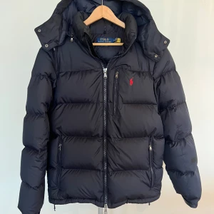  Polo Ralph Lauren jacka - Polo Ralph Lauren jacka | Storlek M | Nyskick, endast använd ett fåtal gånger, aldrig tvättad eller nåt, den har dock fått en liten reva på ena ärmen som nu är lagat ( se bild)| Nypris 5499 | hör gärna av dig vid frågor och funderingar