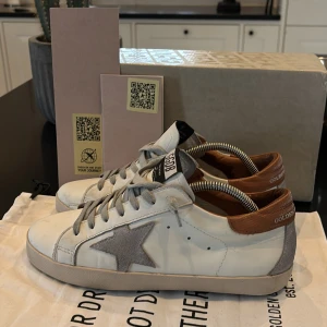 Golden Goose! - Säljer ett par tvär feta golden goose i storlek 42, passar mer 41.  Det finns tecken på användning som man kan se i dem nämnda bilderna över, men i helhet bra skick! Orginal box, dustbag och lite andra lappar medföljer. Skambud undanbes! Hör av er🙌🏼
