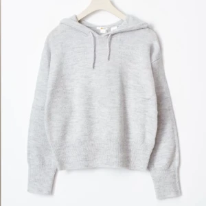 Stickad hoodie - Använd några gånger, storlek 158/164 från Gina Young💓