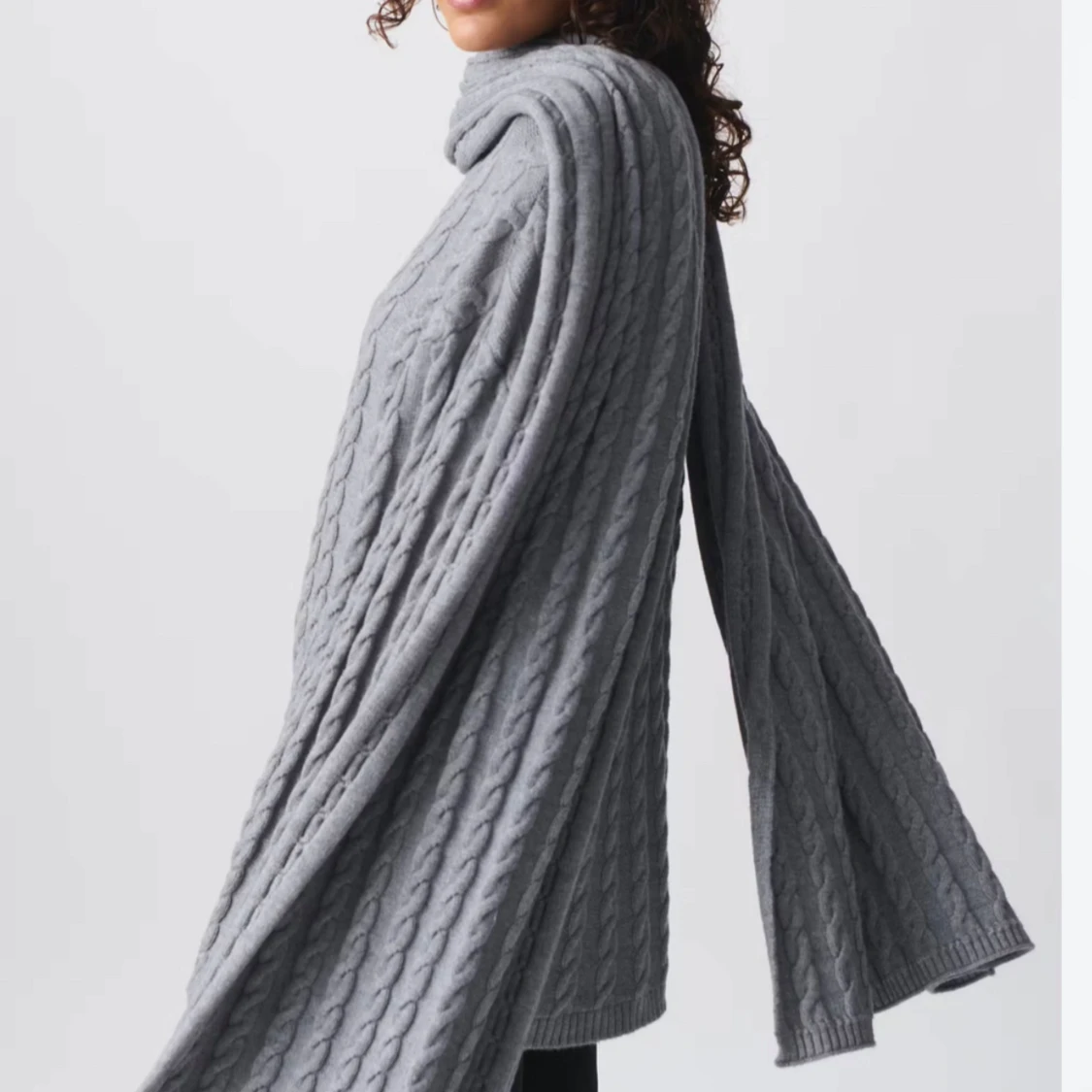 Grå stickad halsduk