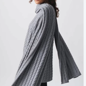 Grå stickad halsduk - Mysig grå stickad halsduk från Gina tricot är öppen för frisförslag. Ändast använd en gång 🫶🏻 köpt för 299 säljer för 100 👏