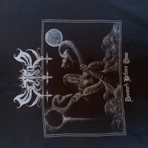 Svart t-shirt med tryck - Snygg svart t-shirt med ett mystiskt tryck i vitt. Motivet föreställer en drake och måne med texten 'Journey Before Time'. Perfekt för dig som gillar unika och konstnärliga plagg.