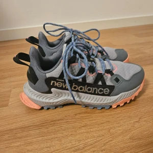 New Balance sneakers - NewBalance sneakers, använd endast tre gånger. Säljer då de är för små. Storlek 38 men små i storleken och skulle säga att de är mer 37.  Jättebra skick, inga skavanker alls.  Kan borsta undersidorna innan de skickas men som man ser på bild är det väldigt lite under.