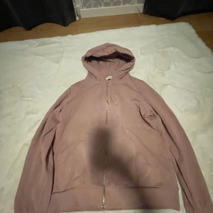 Rosa hoodie med dragkedja - Säljer en rosa hoodie med dragkedja och huva. Perfekt för en avslappnad stil. Den har långa ärmar och en bekväm passform. Den ser inte lika rosa ut på bilderna pga ljuset 