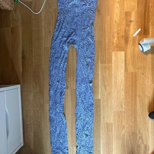 Leopardmönstrade lila strumpbyxor - Snygga leopardmönstrade strumpbyxor/leggings i lila! Aldrig använda. Ca 100cm långa :) Skriv om du har fler frågor 🤍