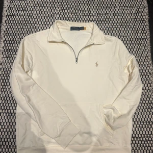 Ralph lauren half zip - Köpt på Ralph lauren i Stockholm i våras för 2200kr och är endast använd 2 gånger. Säljer för att jag aldrig använder så den är i helt nytt skick.