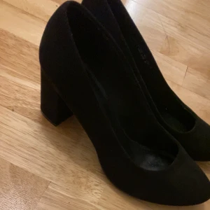 Svarta klackar från Graceland - Eleganta svarta pumps från Graceland med en klassisk design. Skorna har en bekväm blockklack och rundad tå, vilket gör dem perfekta för en stilren look.