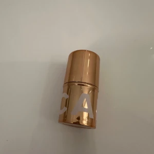 NY Glow Stick CAIA, Champagne - Säljer en Glow Stick från CAIA Cosmetics I FÄRGEN Champagne. HELT NY. Oanvänd, de plastlock/förpackningen är aldrig bruten. Den har en lyxig guldig förpackning och ger en fantastisk glöd. Perfekt för att highlighta kindbenen eller andra områden du vill framhäva. Lätt att applicera och smälter fint in i huden. Perfekt för både vardag och fest! Nypris: 245kr