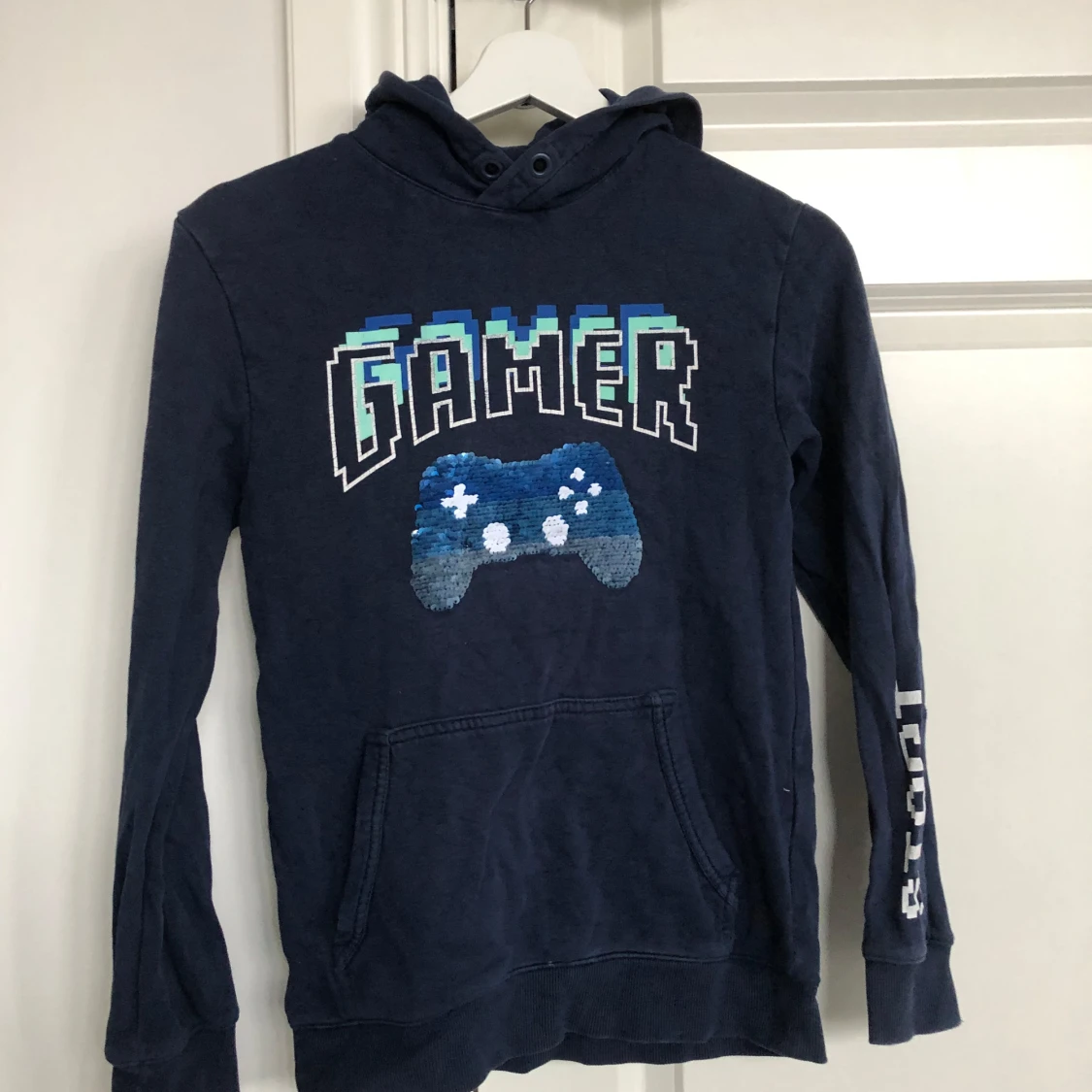 Mörkblå hoodie med gamer-tryck från H&M - 92