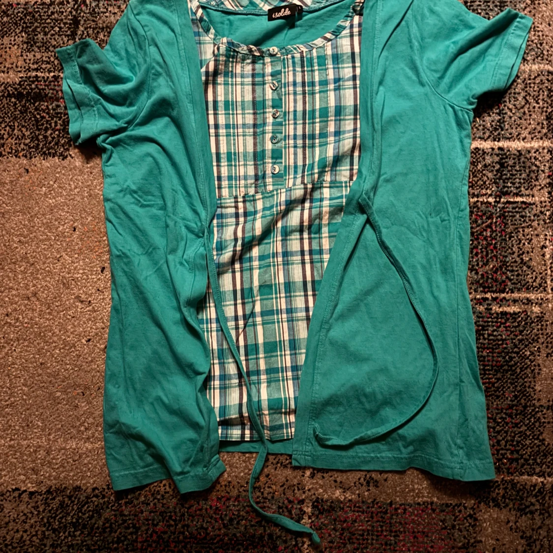 Turkos kortärmad topp med rutig detalj