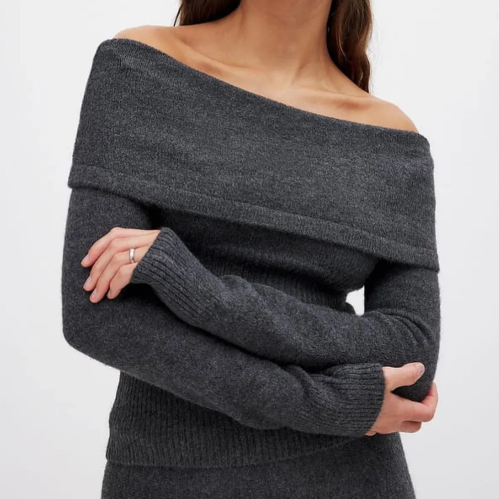 Snygg mörkgrå offshoulder tröja med långa ärmar och ribbade detaljer. En trendig och bekväm tröja för kyligare dagar. Säljer för att jag har många liknande tröjor. Nyskick.. Neuletakit & Villapaidat.