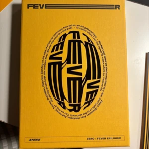 ZERO: FEVER EPILOGUE - Säljer albumet 'ZERO: FEVER EPILOGUE' av ATEEZ. inkluderar cd, photobook & alla postcards. CDn är lite scratched (se bild 3), och photoboken saknar en sida :) för fler bilder eller frågor skriv privat 🤍