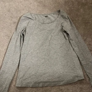 Grå långärmad lager 157 - Säljer en enkel och stilren grå långärmad tröja från 157. Passar S/M💕