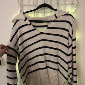 Randig tröja från Gina Tricot - Säljer en väldigt fin och bekväm tröja från Gina. Randig med vit/sandvit och svart. Den passar superbra till sena sommarkvällar 💕 