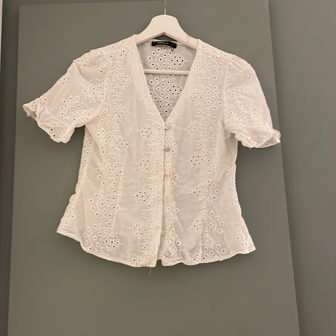 Vit blus med hålmönster