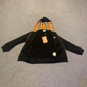 Burberry storlek M/S - Säljer denna zipen från burberry , den har en lockande svart färg och ränder inuti luvan , orginal påse tillkommer och för frågor ställ i dm !