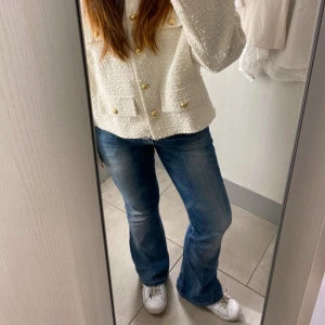 Levi’s low waist flared jeans - Super snygga low waist flared Levi’s jeans. Framstår som helt nya och har fina detaljer på sidan & bakfickor (se 2 bild).