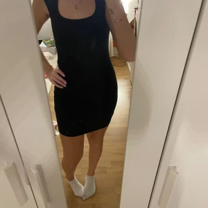 Svart tight klänning - Snygg svart tight klänning med ärmlös design, super skönt material 