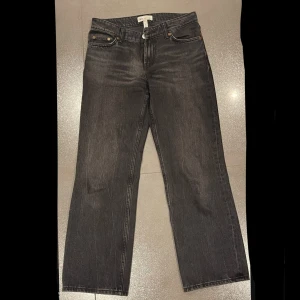 Svarta jeansbyxor från Zara - Snygga svarta jeansbyxor. De har en rak passform och är i bra skick. Skriv privat för mer bilder eller andra frågor :) 