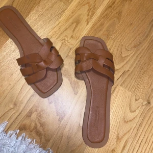 Bruna sandaler med flätad design - Snygga bruna sandaler. Sparsamt använda.