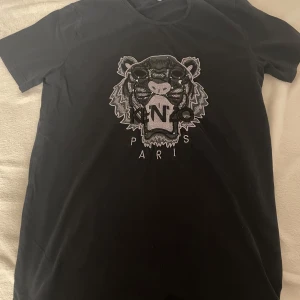 En svart kenzo T-shirt  - En fin svart T-shirt från kenzo, med det väldigt snygga märket på bröstet