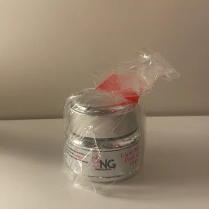 Light Milky Pink Gel 15g - Light Milky Pink Gel från NG i en silverfärgad burk på 15 gram. Produkten är förpackad i plast och har en mjuk rosa ton. Perfekt för nagelvård och ger en naturlig finish.