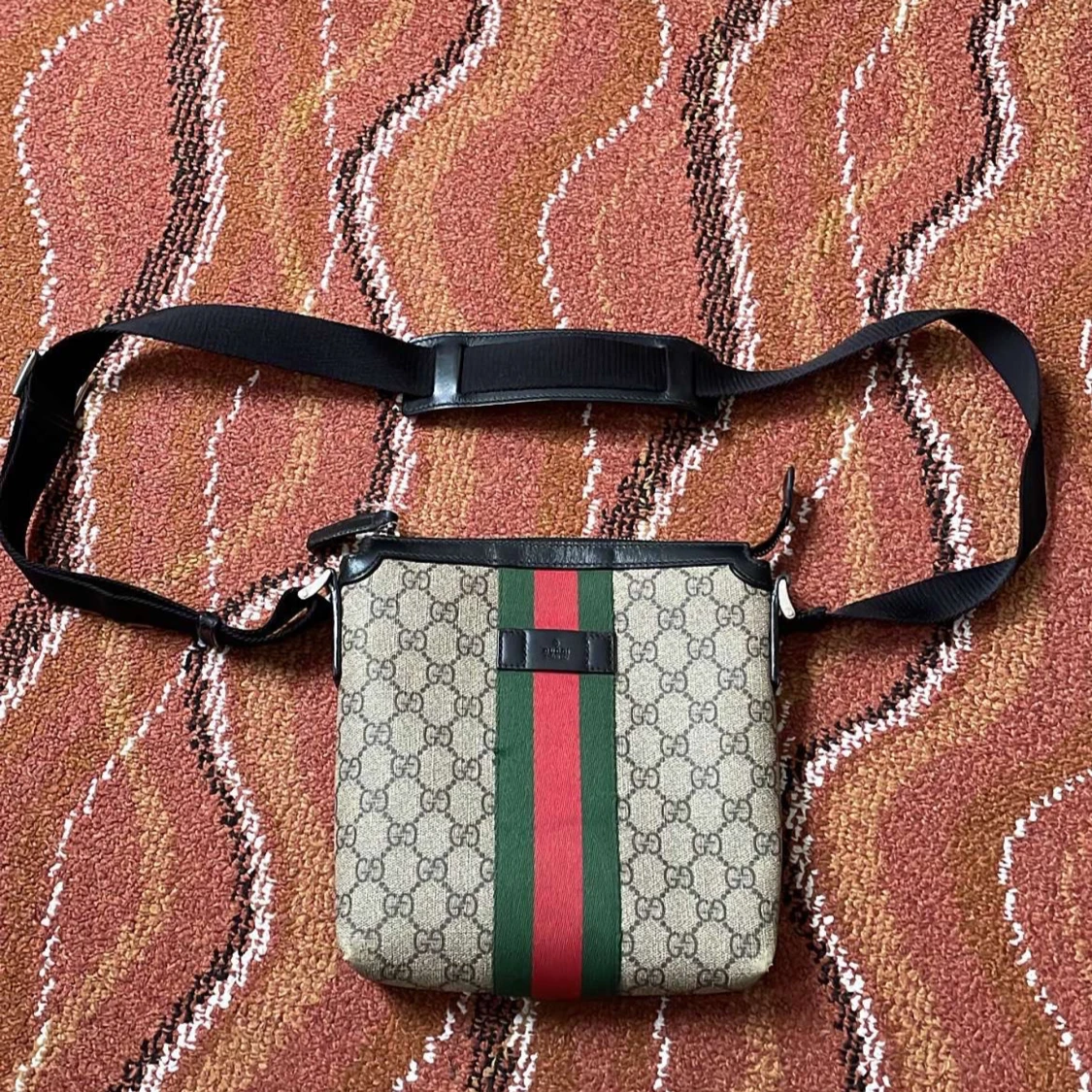 Beige axelväska med mönster äkta  - 91