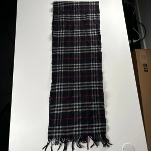 Burberry scarf - Burberry scarf, onesize, skick 8,5/10, pris 1199kr. Hör av er vid frågor eller funderingar.