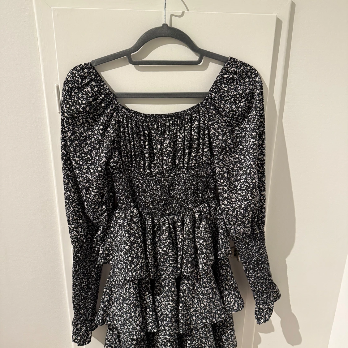 Svart blommig klänning - 91