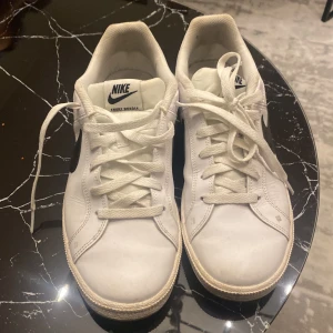 Vita Nike Court Royale sneakers - Storlek 42,5 sitter perfekt i passformen. Skick 6/10! Säljer för endast 99kr pris kan definitivt diskuteras!!!