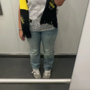 Straight low waist jeans - De har en straight passform och är lågmidjade! Säljer för de nu är för stora för mig. Skulle säga att de passar 42 och 40.  Använda en gång