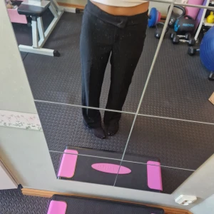 Svarta kostymbyxor - Snygga svarta kostymbyxor. Väldigt bra skick aldrig använda. Köparen står för frakten. 