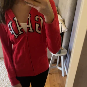Röd tröja med dragkedja från GAP💗 - Säljer en snygg röd tröja från GAP med dragkedja och stort tryck på framsidan. ❤️