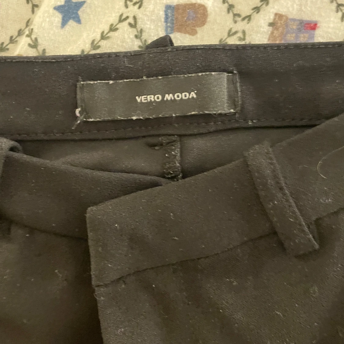 Svarta kostymbyxor från Vero Moda - 90