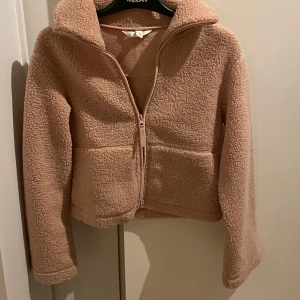 Rosa teddyjacka  - Den är från hm, men har en annan färg så använder inte och därför säljer💕💕lägg gärna prisförslag💕🥰