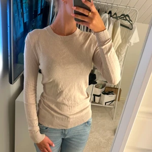 Beige långärmad tröja - Säljer en stilren beige långärmad tröja med rund halsringning. Perfekt för en avslappnad look och lätt att matcha med olika outfits. Köpt från lager 157 i storlek xs säljer för 100kr💕