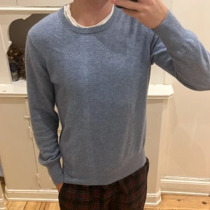 Blå kashmirtröja från Soft Goat - Säljer en stilren blå kashmirtröja från Soft Goat. Tröjan har en klassisk rund halsringning och långa ärmar. Perfekt för att hålla sig varm och bekväm under kyligare dagar. Den är i storlek S och är true to size och i väldigt bra skick, har även kvitto. Skriv om du undrar ngt
