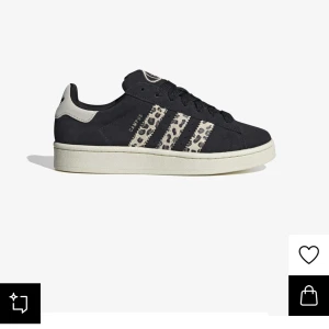 Svarta Adidas Campus med leopardmönster - Snygga svarta Adidas Campus sneakers med leopardmönstrade detaljer på de tre ränderna. Kom prov för egna bilder 💕Kan tänka mig att sänka priset så skriv privat! Använda sparsamt, köpta för 3 månader för nypris alltså 1345kr på zalando💕💕