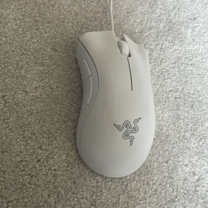 Raser deathhadder essential wired mus - Säljer en mus i väldigt bra skick och är en väldigt bra mus köpte den nypris för runt 600 och pris kan diskuteras