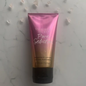 Lotion från Victoria's Secret - En lyxig doftlotion från Victoria's Secret i serien Pure Seduction. Perfekt för att ge huden en mjuk och väldoftande känsla. Bara testad så i övrigt är all produkt kvar. Skriv till mig innan du köper eller bara har någon fråga💗