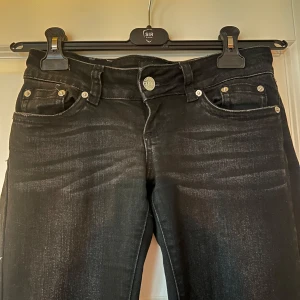 Lågmidjade bootcut jeans från G-Rise - Så fina Lågmidjade jeans de är ifrån g Rise och är använda endast ett fåtal gånger! Nypris 1300