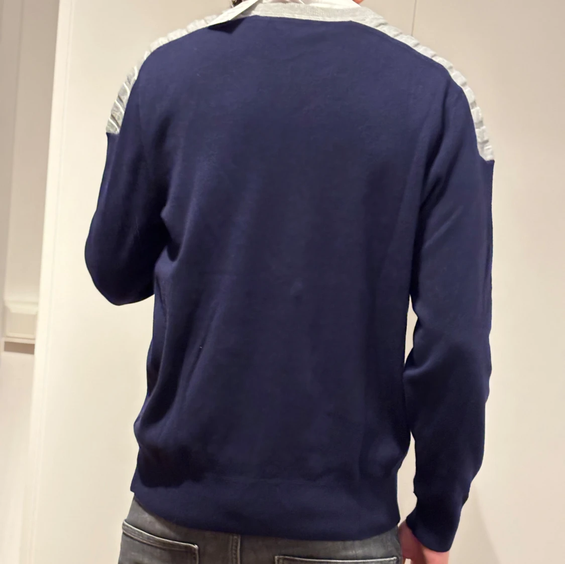 Mörkblå tröja med grå axlar från Ralph Lauren - 2