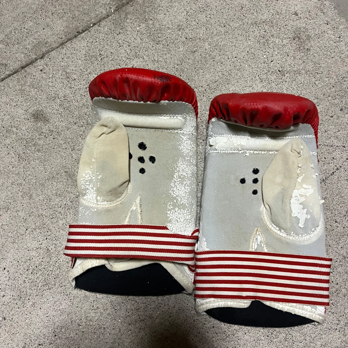 Röda boxningshandskar från Casall - 90