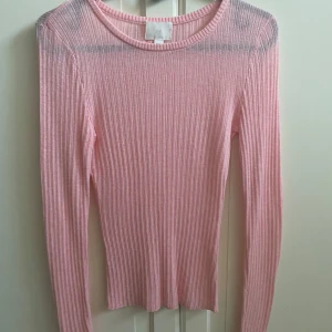 Rosa tröja - Använd fåtal gånger. Väldigt stretchig. Ribbad och tunn i materialet. Passar xs, s. 
