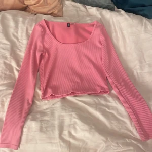 Rosa tröja  - Rosa tröja, säljer för den kommer inte till användning, väldigt bra skick nästan aldrig använd. Kontakta innan ni köper 