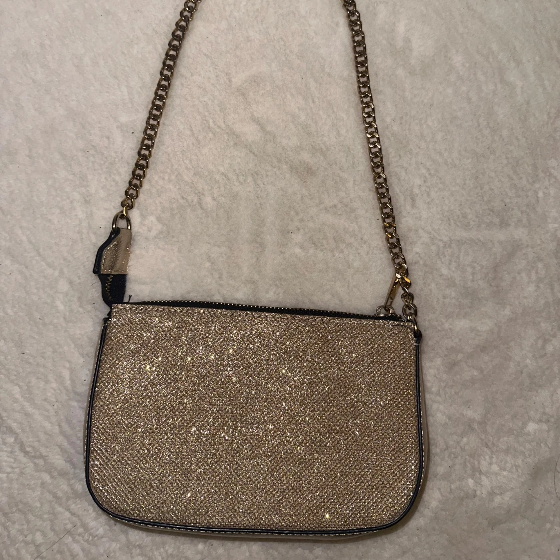 Glittrig axelväska från River Island  - 90