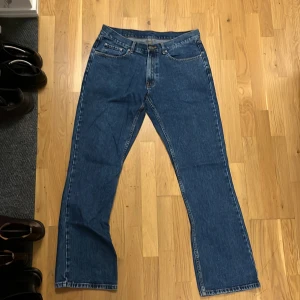 Blå jeans från Jacksonville - Säljer ett par klassiska blå jeans från Jacksonville. De har en bootcut passform med fem fickor och en dragkedja med knappstängning. Står w36 men passar mer w34