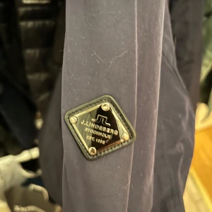 J. Lindeberg Jacka - Säljer en fet J. Lindeberg jacka i sjukt bra skick, väldigt varm och perfekt inför vintern och funkar även till tidig vår och höst. Hör av er om ni har några funderingar!