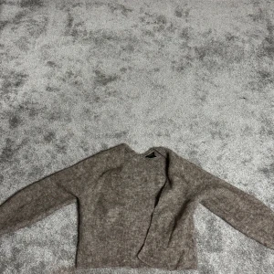 Beige stickad tröja - Mysig beige stickad tröja med långärmad design. Perfekt för kyligare dagar och enkel att matcha med olika outfits.